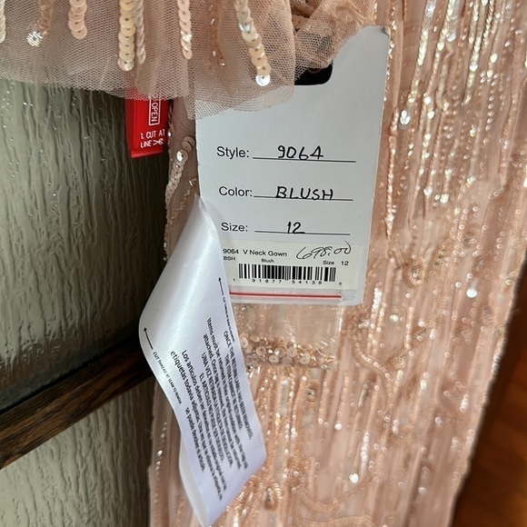 Mac Duggal
Sequin Twist Waist V-Neck Flutter Short Sleeve Sheath Gown Sz 12 NWT - Picture 9 of 13